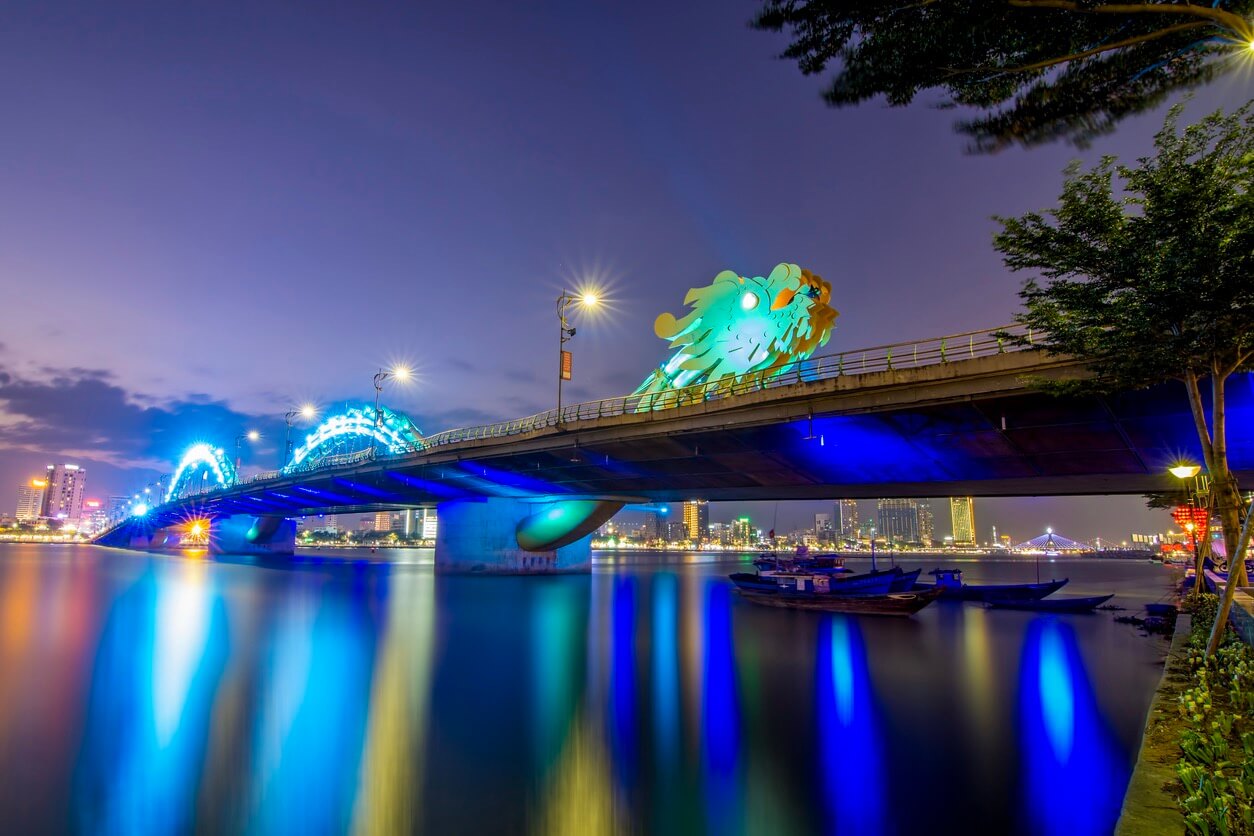 ダナンのドラゴン橋と夜景