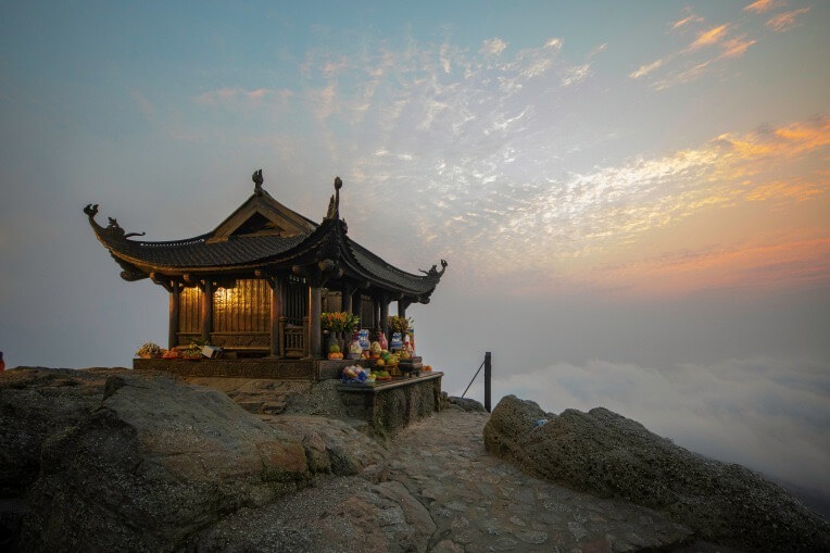 イエントゥーの山岳景観と寺院
