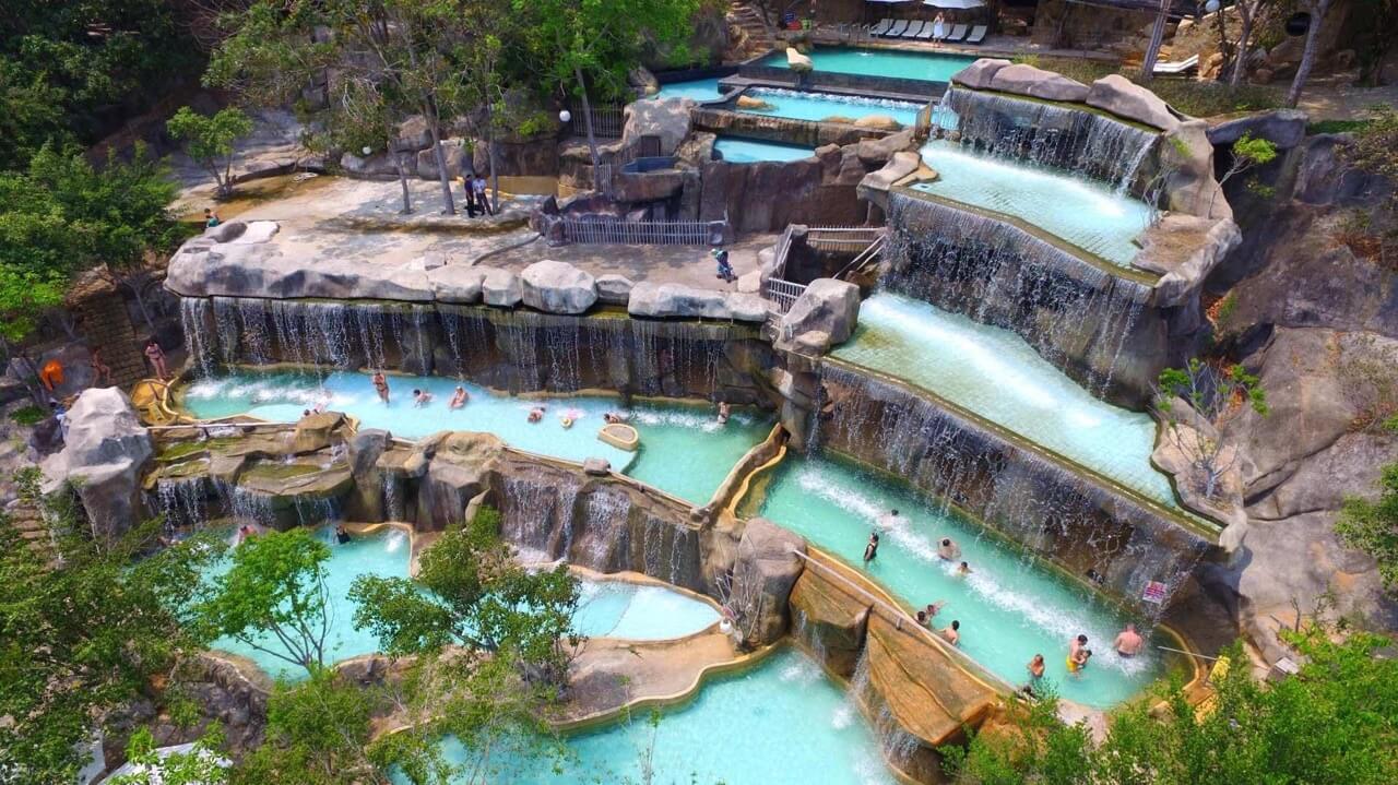 I-Resort Nha Trangの温水プールと滝
