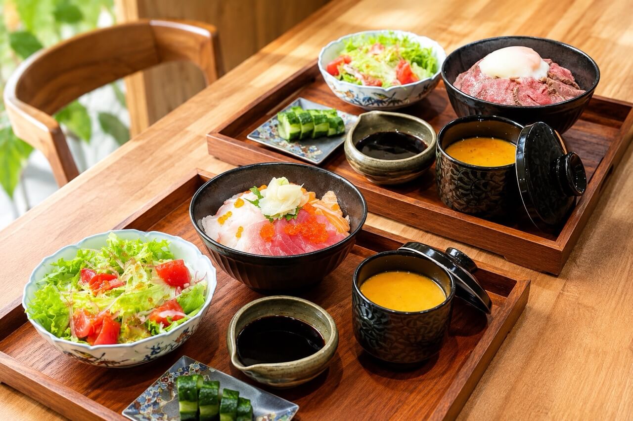 海鮮丼とローストビーフ丼のランチセット写真（差し替え用）