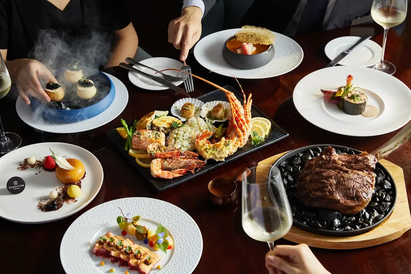 Sheraton Hanoi HotelのHemispheres Steak & Seafood Grill