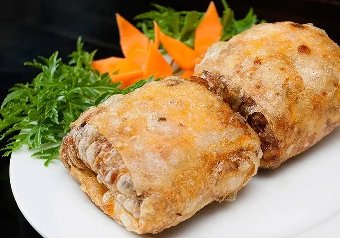 ハイフォン名物のカニ入り揚げ春巻きNem cua bể