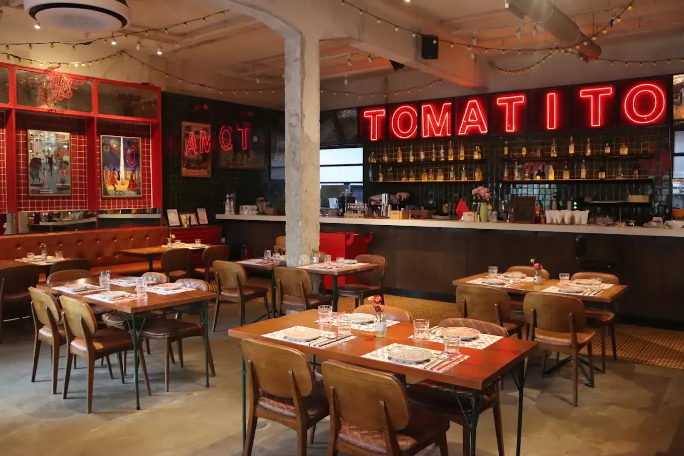 Tomatito Saigonの店内