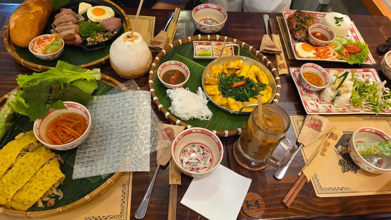 Bếp Mẹ Ỉnの料理と店内