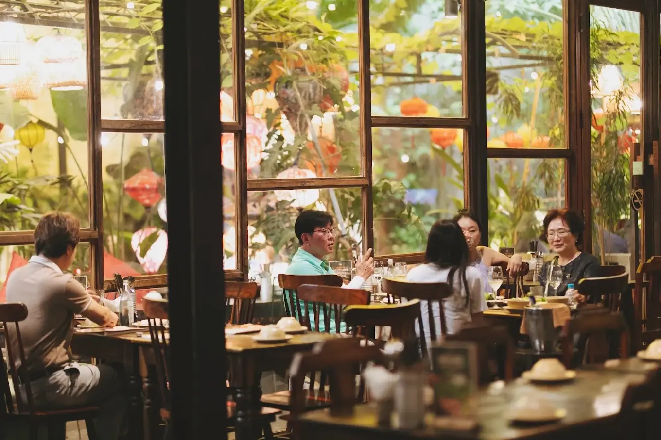 Qu&aacute;n Bụi Gardenのベトナム料理と店内