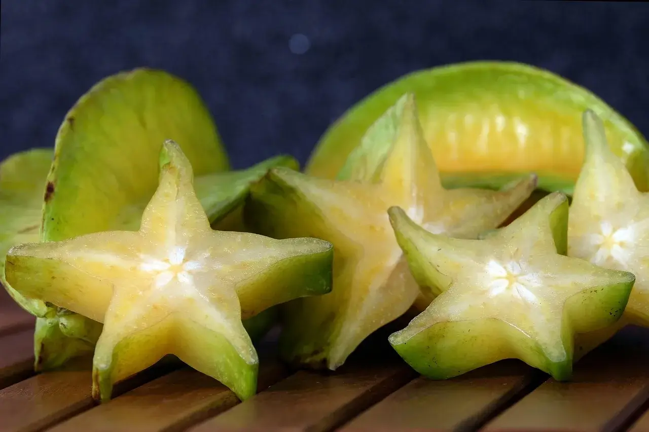 断面が星形になるスターフルーツ