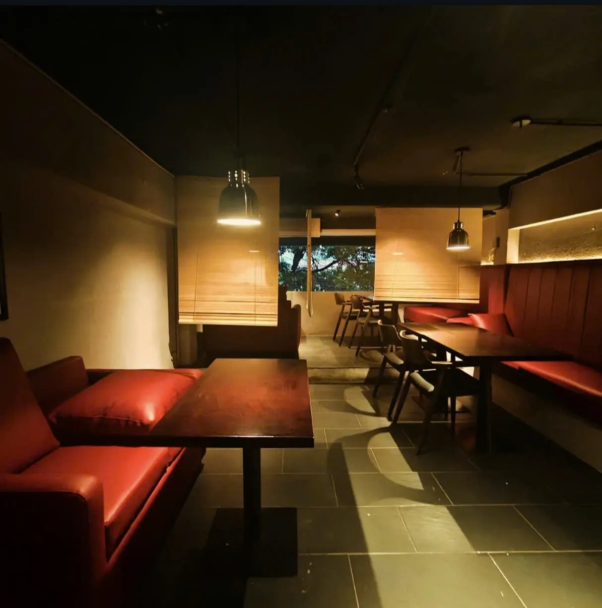 KYOICHI RAMEN IZAKAYAのテーブル席とソファ席