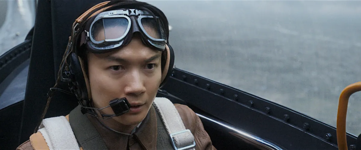 航空機の操縦席に座る人物。公式場面写真