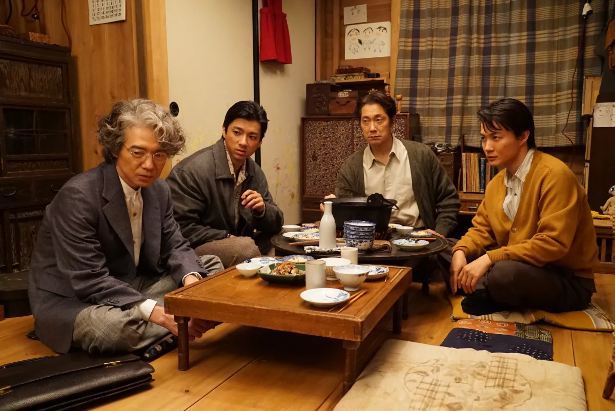 食卓を囲む登場人物たち。公式場面写真