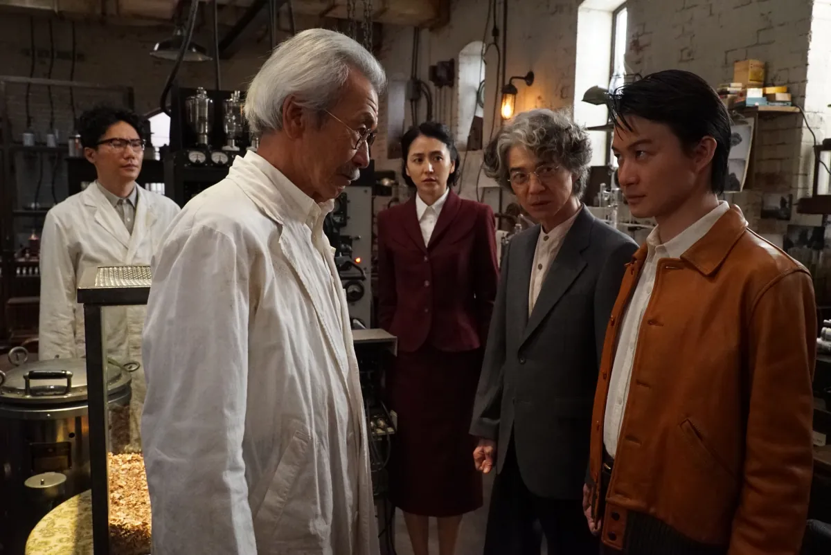 複数の登場人物が集まる場面。公式場面写真