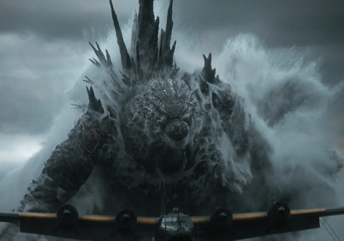海から迫るゴジラと航空機。映画『ゴジラ-0.0』公式場面写真