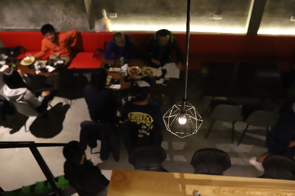 "アジト"感があり、くつろげる店内