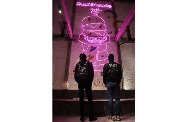 大きなハンバーガーネオンは写真映えも◎