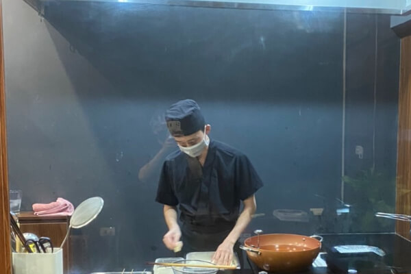 目の前で調理される揚げたての串