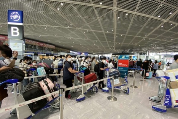 ベトナム人342人が日本から帰国
