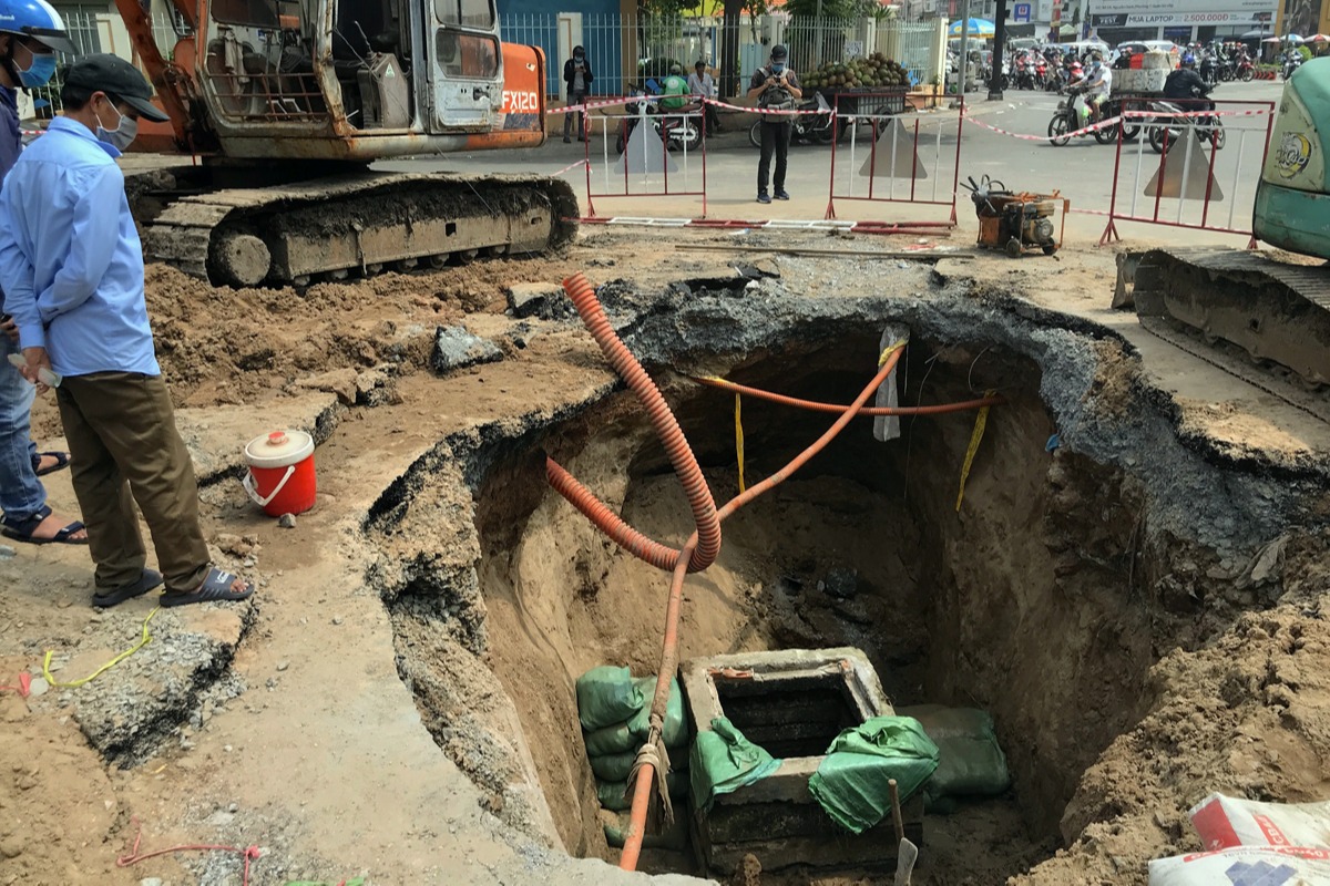 ホーチミンで道路に巨大な穴、排水パイプ破裂