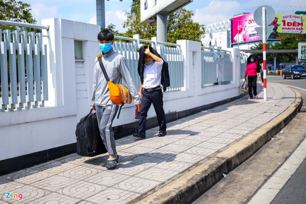 グラブ呼べず困惑、タンソンニャット空港で道路まで歩く客相次ぐ