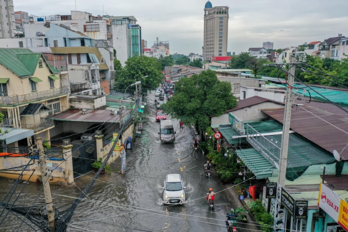 ホーチミンで豪雨、中心部では8時間にわたり冠水