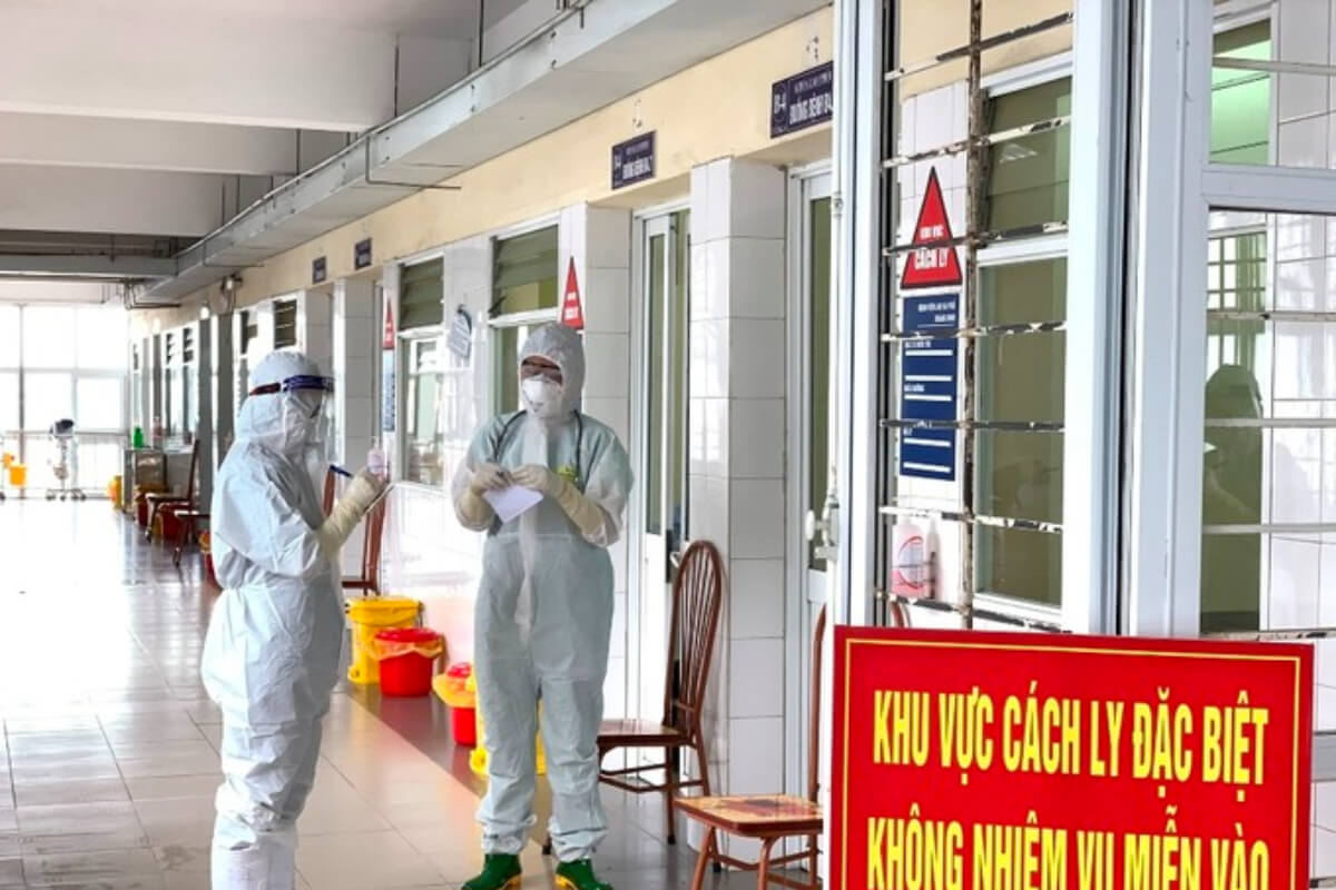 クアンニン省に到着の船、中国人乗組員8人がコロナ陽性