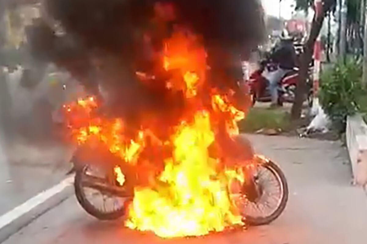 検問で罰金科され逆上、男性がバイクに火つける：ビンズオン