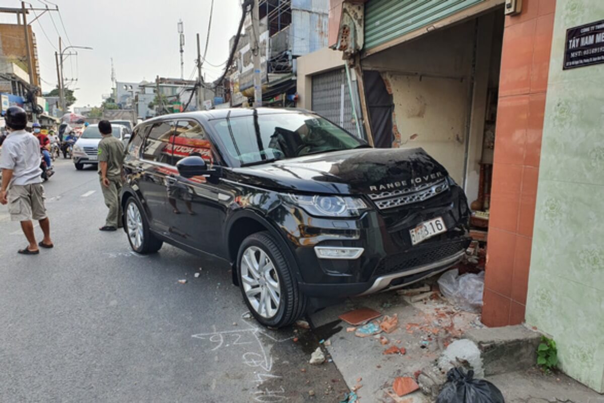 自動車が歩道に突っ込み歩行者が死亡　ホーチミン市