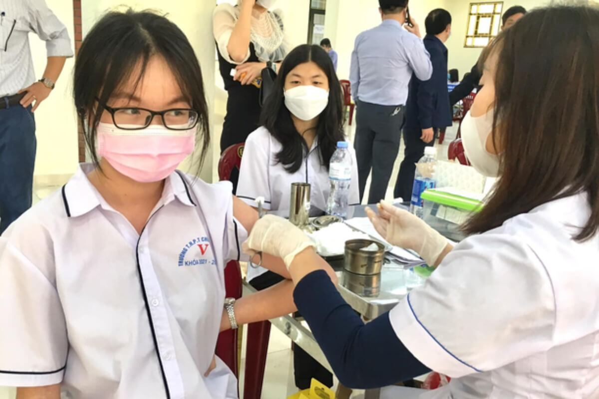 新型コロナのワクチン接種後に生徒86人が入院　タインホア省