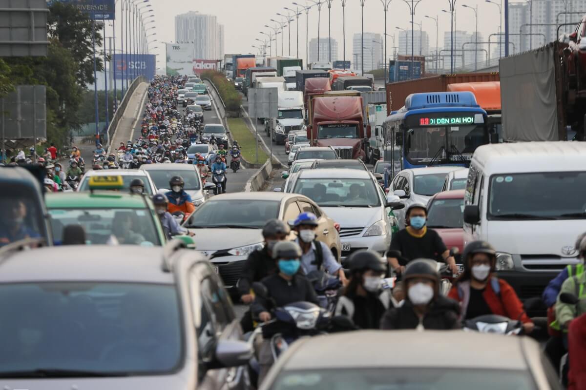 ホーチミン市内の道路で渋滞、テトの旅行需要で