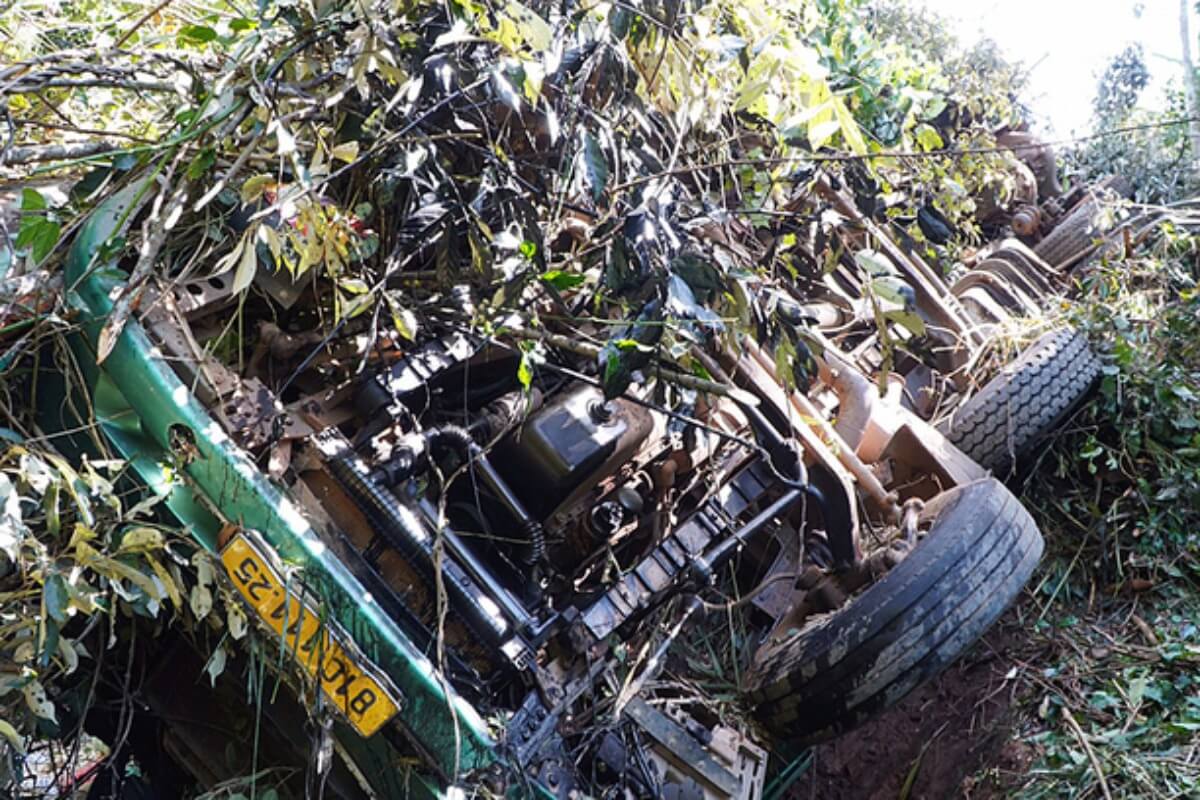 定員超えのトラックが崖から転落　6人死亡、3人負傷