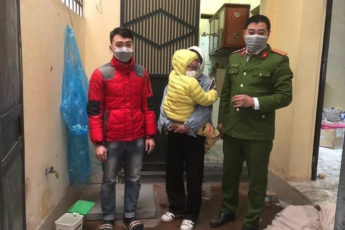 ハノイ市ホアンマイ区で火災、近隣住民と警察官が子供を救出