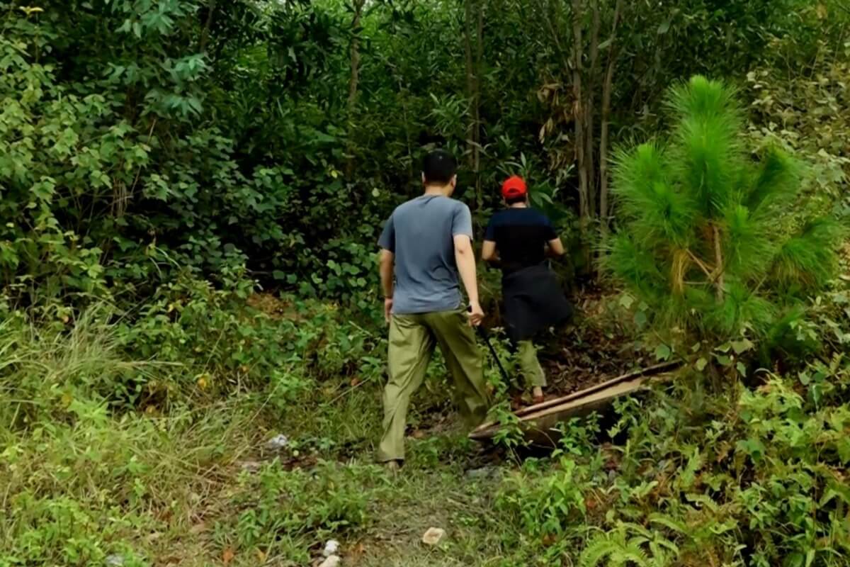 父親を殺害し逃亡、警察官100人以上を動員