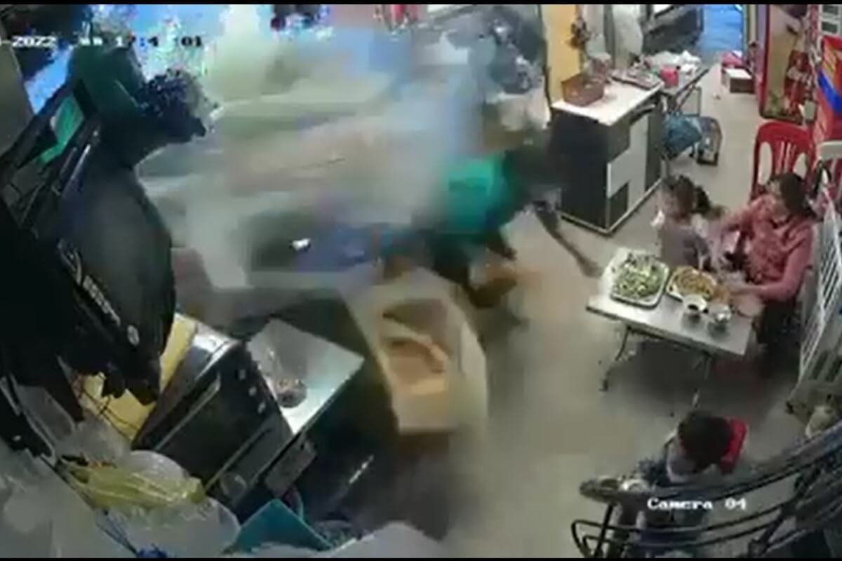 バインミー屋に車突っ込む、5人負傷　ダナン