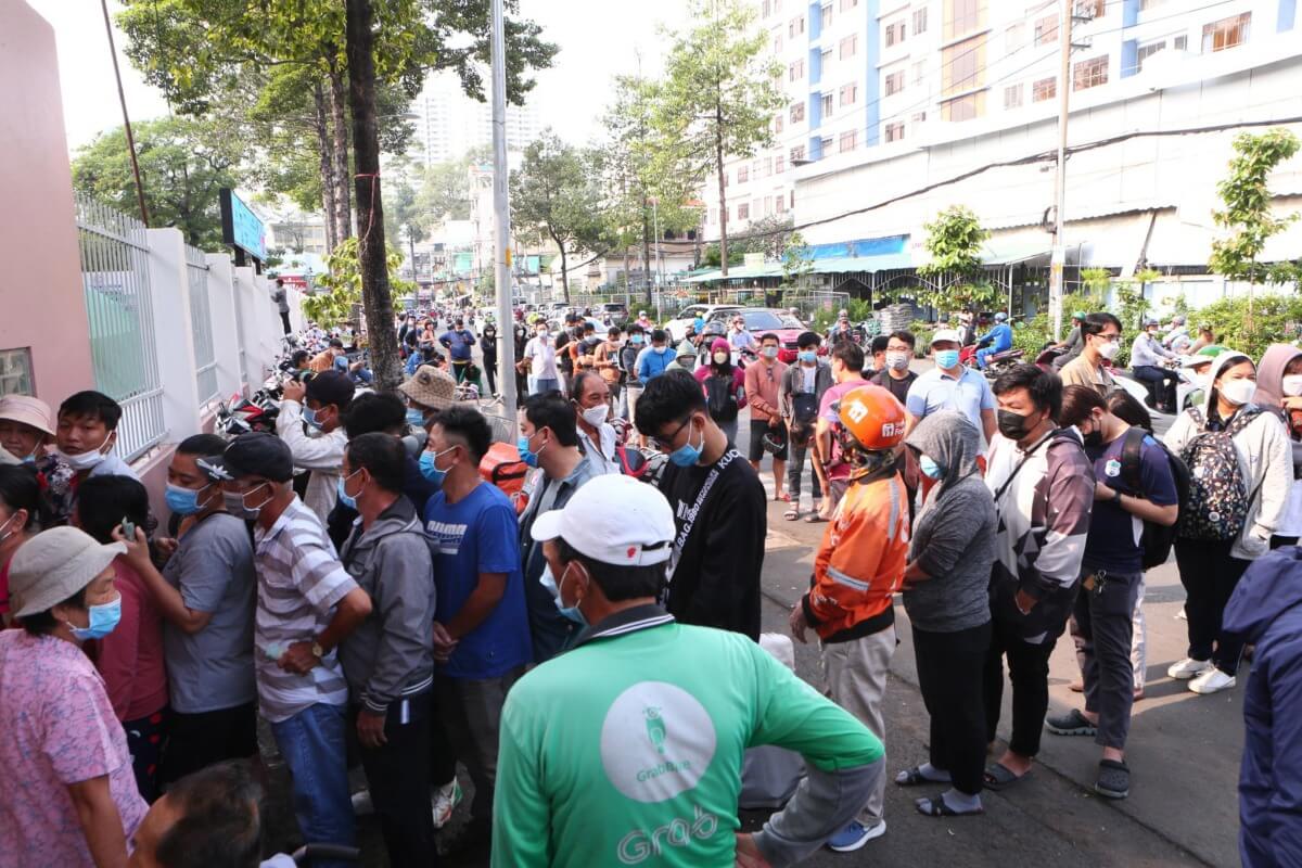 サッカーチケット売り場に数千人の大行列　ホーチミン市