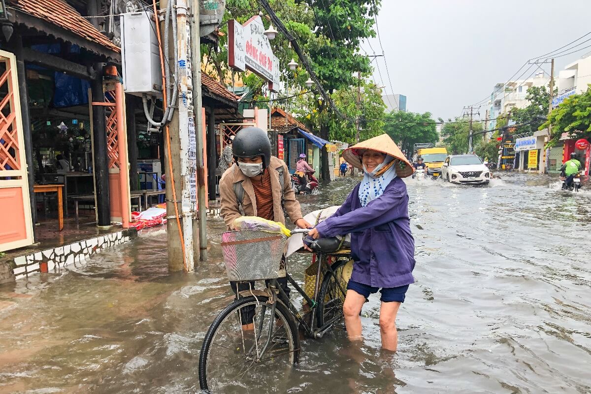 「わずか30分の雨」ホーチミン市、冠水で大混乱