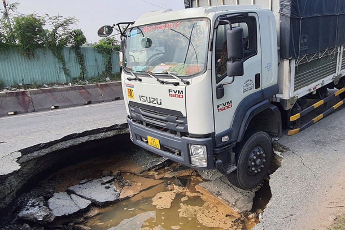 ホーチミン市の道路が陥没、走行中のトラック転落