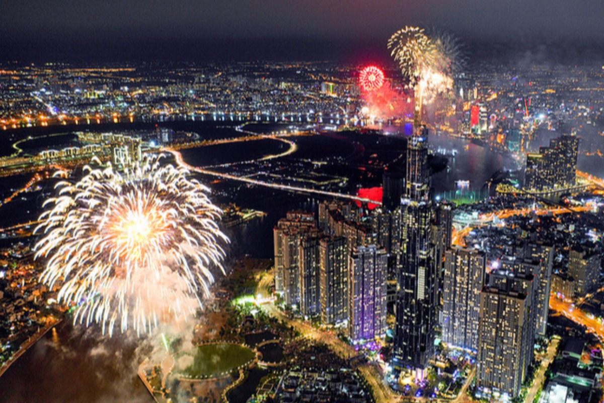 ホーチミン市　30日の南部解放記念日を花火で祝う