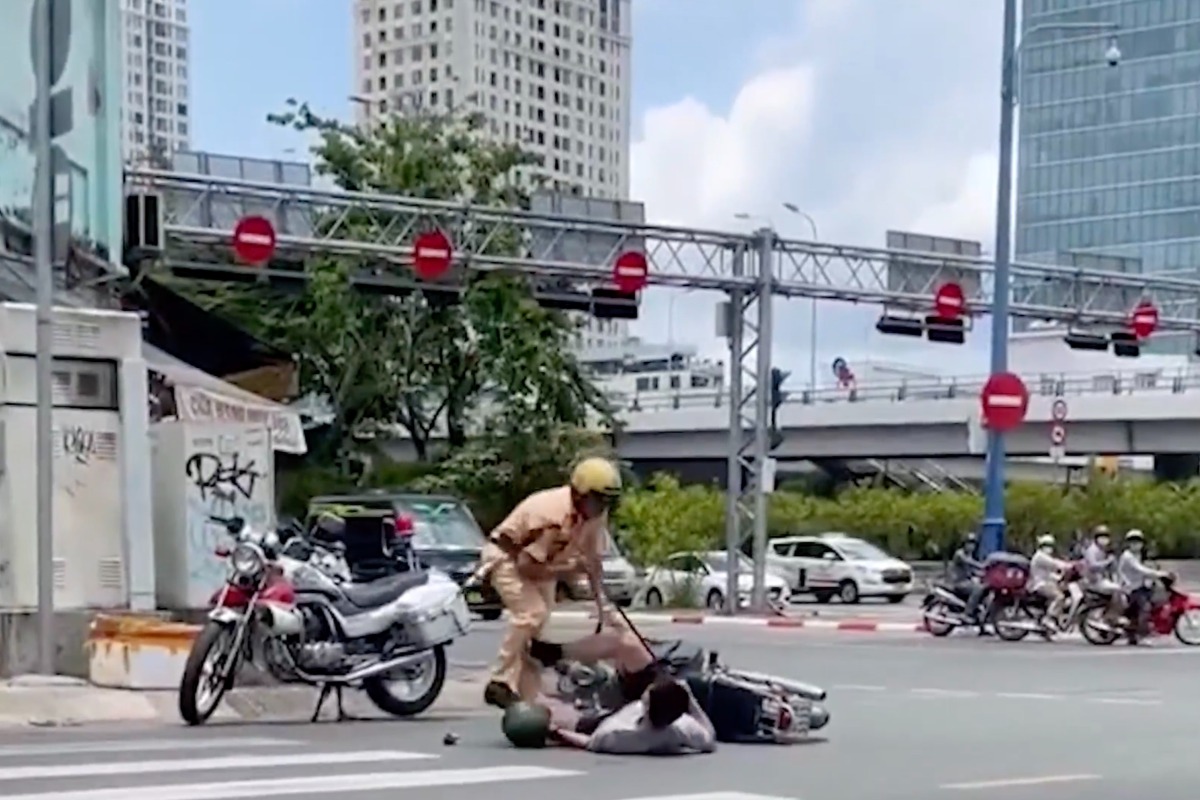 ホーチミン市　警官によるバイク運転手暴行映像がネット流出