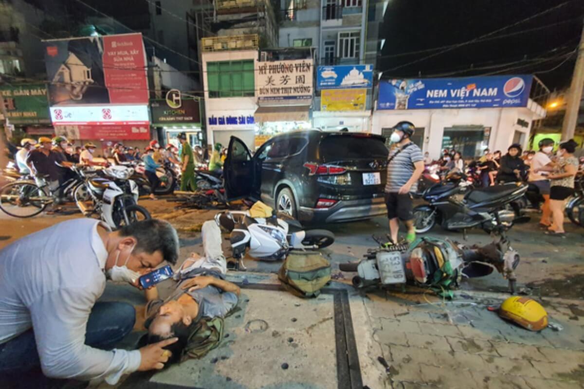 暴走車がバイク10台に突っ込む、負傷者多数　トゥードゥック市