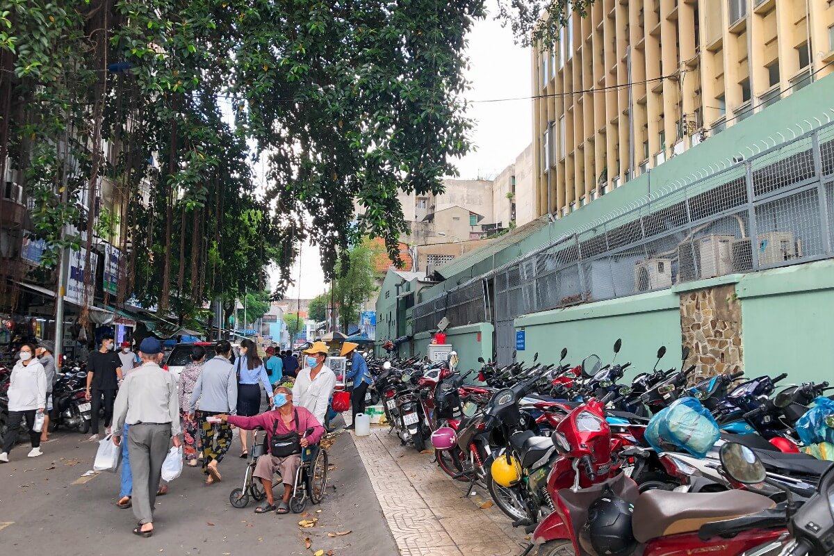 病院周辺の歩道、駐車場業者や露天商に侵食され問題に　ホーチミン市