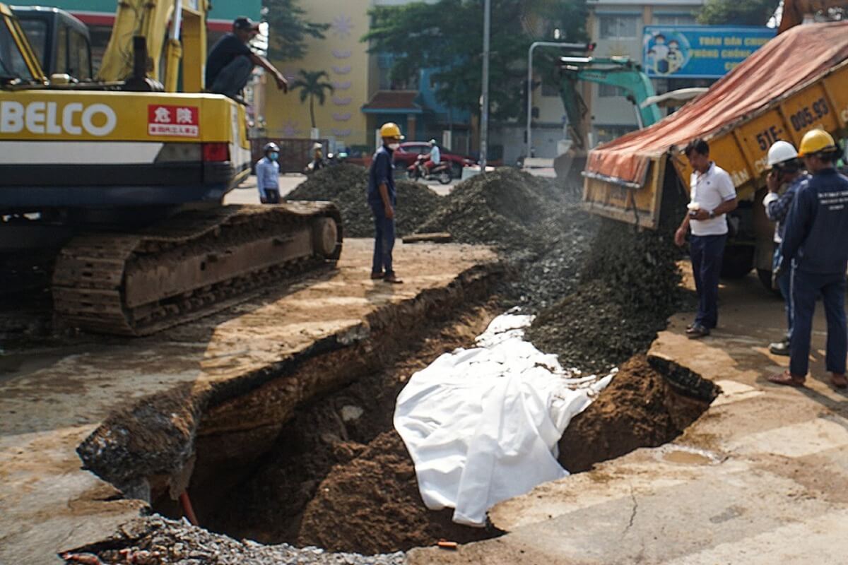 ホーチミン市ゴーバップ区で道路陥没、雨水管老朽化が原因か