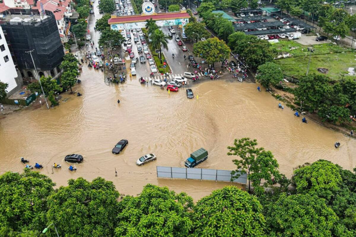 豪雨でハノイの街並みが水没、多くの通りで通行不能に