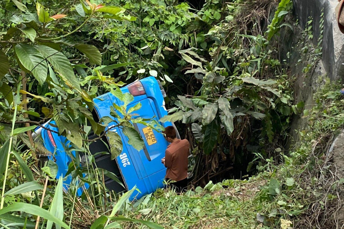 旅客バスが崖から転落、2人負傷　ベトナム北部