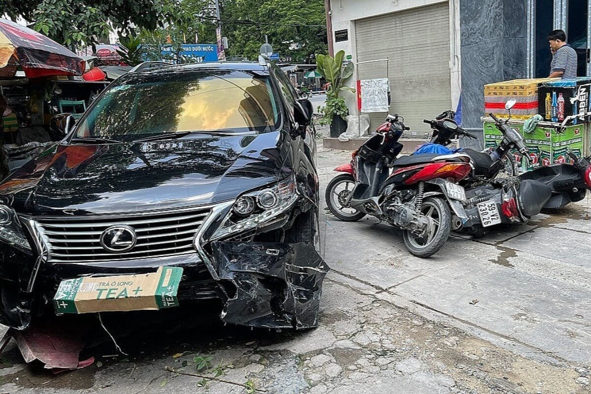 ホーチミン市中心部でレクサスSUVがバイク7台へ衝突