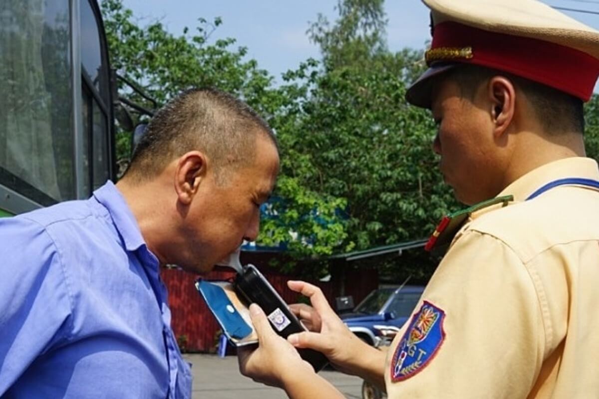 過度の飲酒運転者には実刑判決を：専門家が提案
