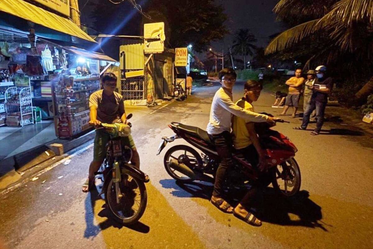 若者が警察官になりすまし、少年に手錠を掛け強盗　ホーチミン市