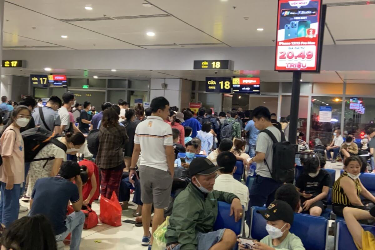 悪天候とシステム停止、タンソンニャット国際空港で大幅な遅延が発生