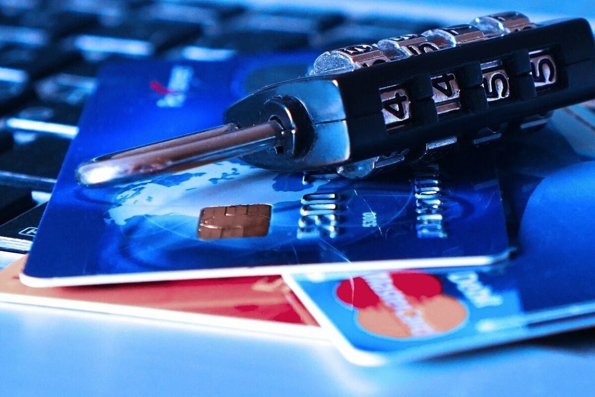 ベトナムの大手銀行から大金を盗む、外国人ハッカーを逮捕