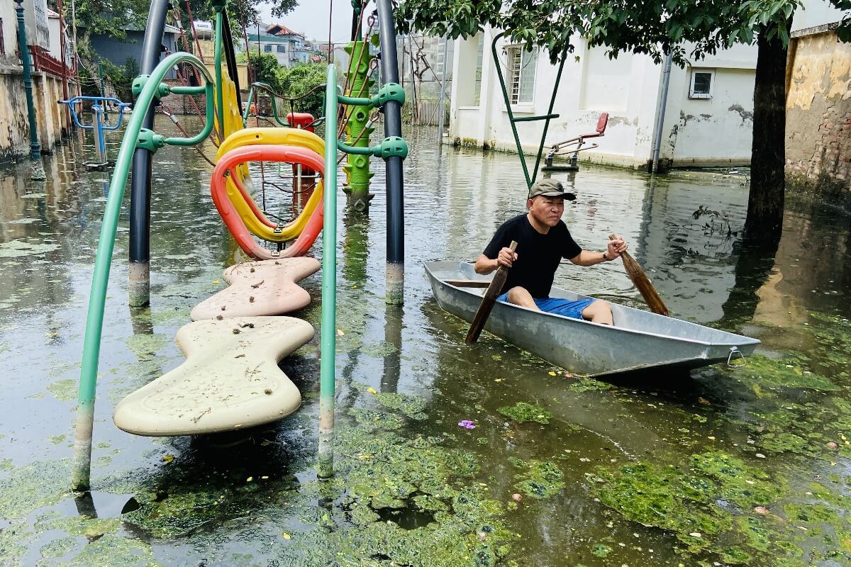 ハノイの豪雨、近郊では10日間以上ボート移動を余儀なくされる