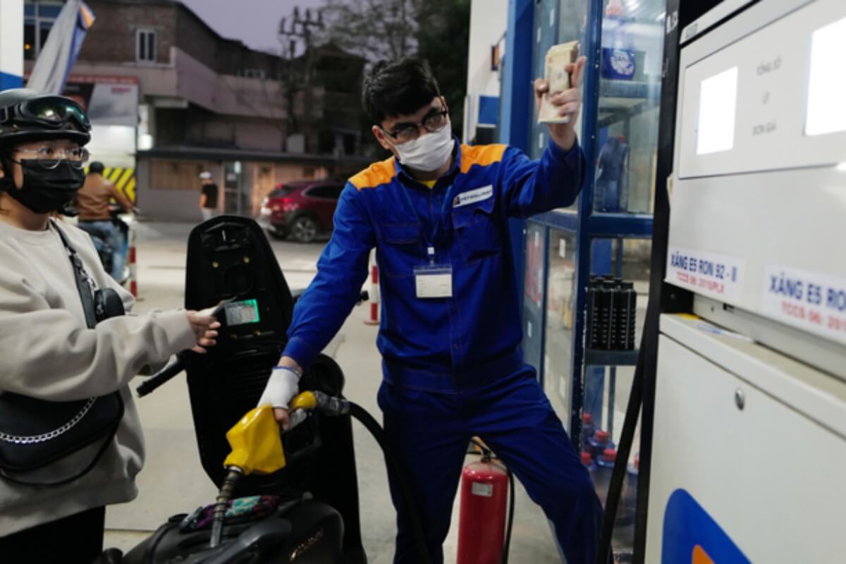 ガソリン価格の歴史的高値にさらなる減税案、必要となる密輸対策