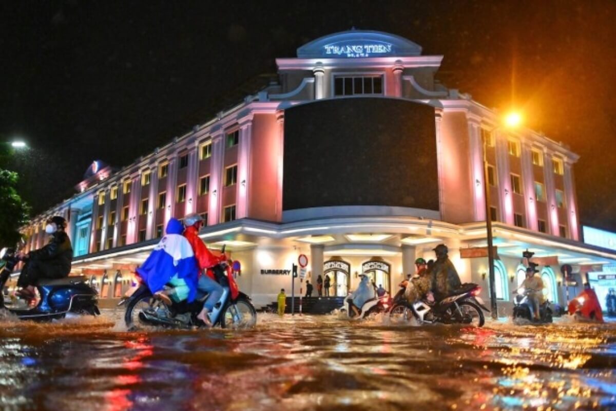 ハノイ市の多くの通りが再び大浸水、15日間で2度目