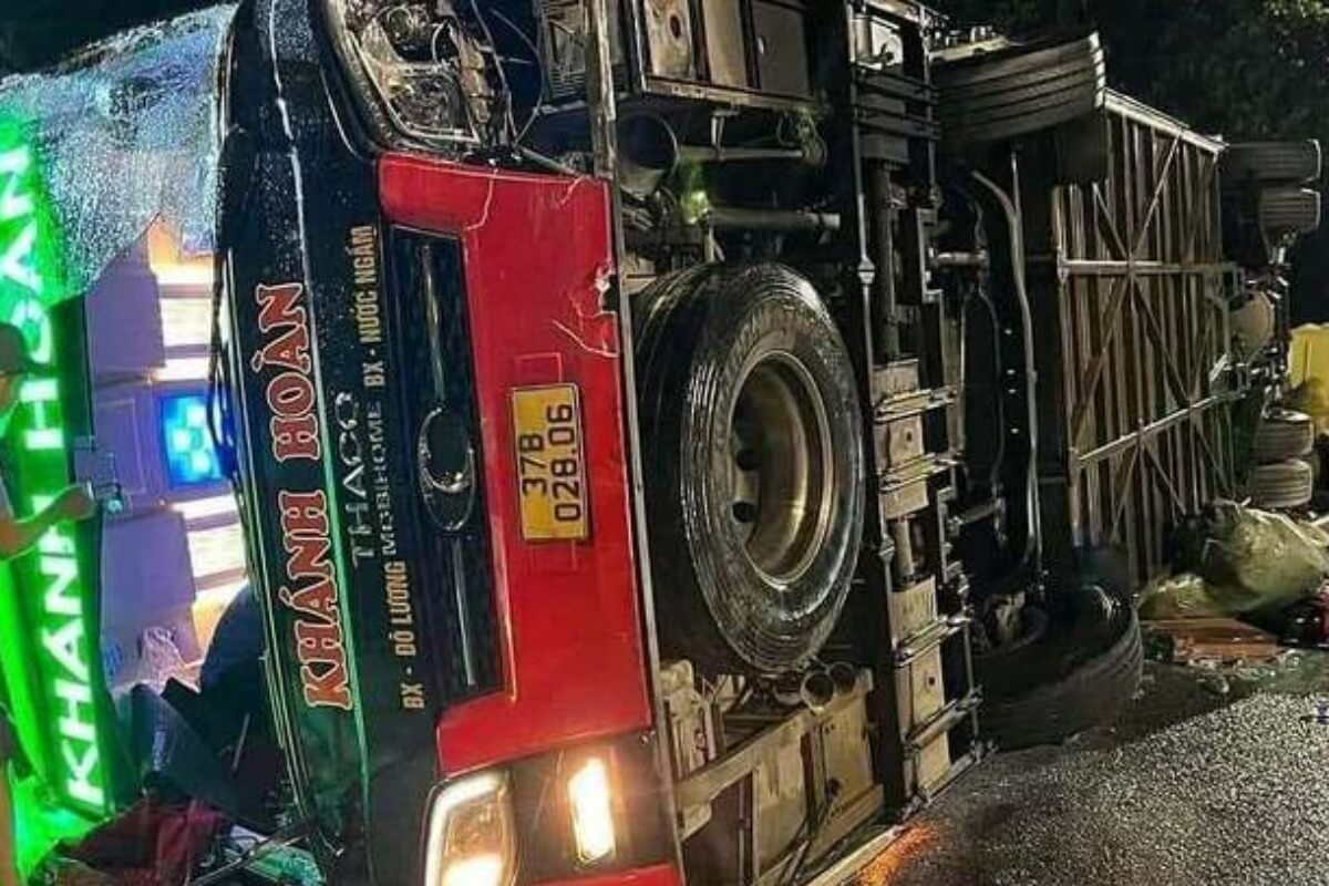 寝台バスがバイクと衝突し4人が死亡、13人負傷